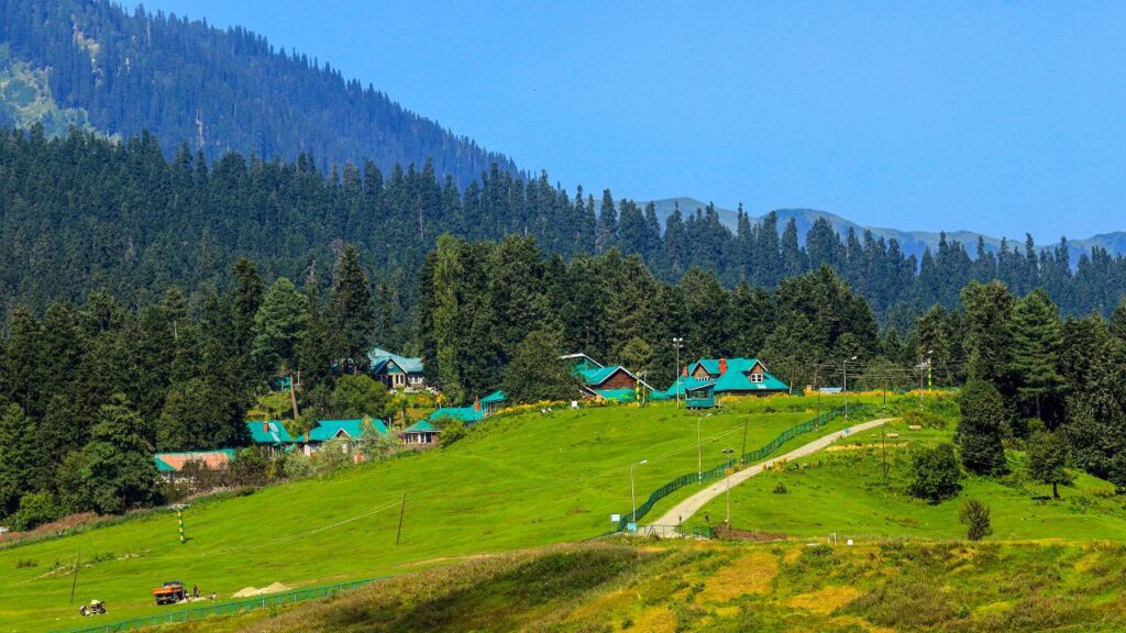 Gulmarg in Jammu & Kashmir – scenic green meadows and pine forests, one of the best honeymoon places in India by Fab Holidays, the best travel agency in Delhi