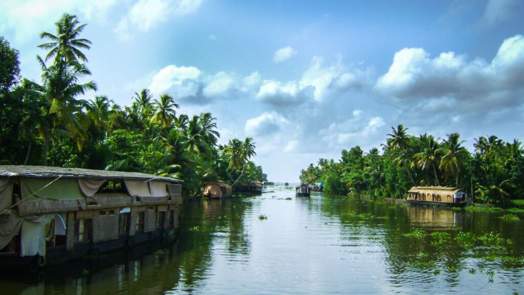 Kerala backwaters and houseboats in Alleppey – romantic getaway by Fab Holidays, the best travel agency in Delhi, exploring the best honeymoon places in India