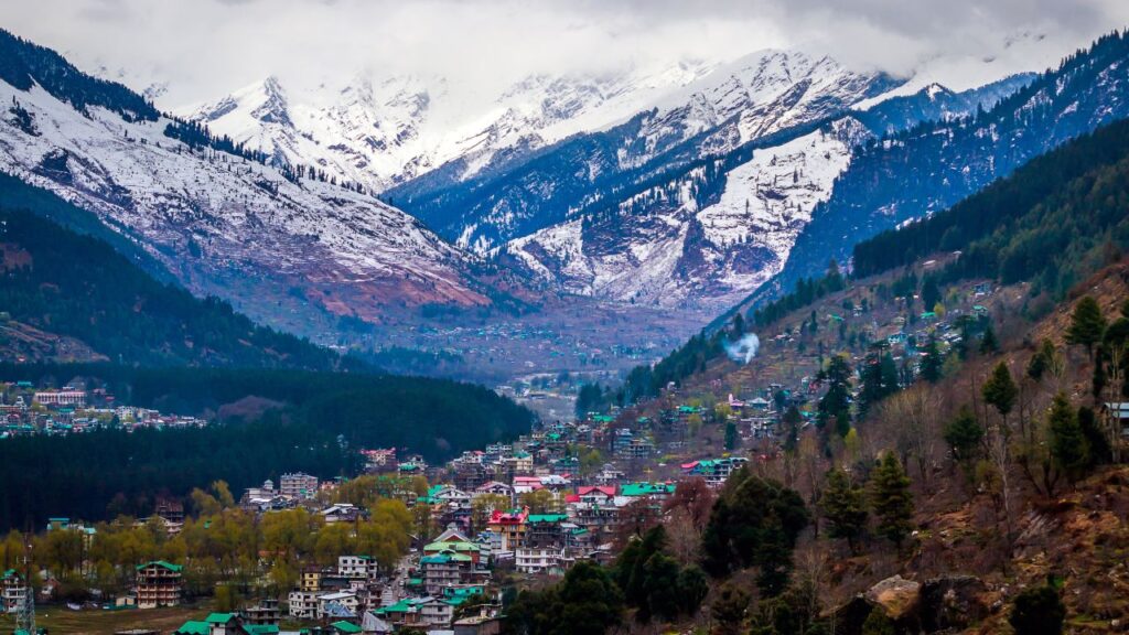 Scenic view of snow-covered Manali valley surrounded by the Himalayas, one of the best honeymoon places in India in December, planned by Fab Holidays.