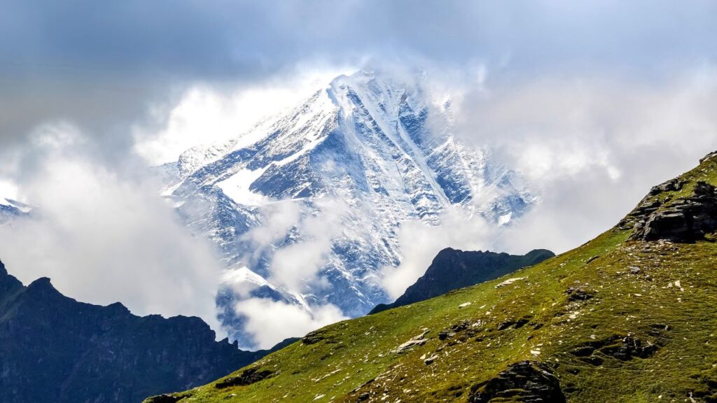 Snow-covered mountains in Manali, Himachal Pradesh – one of the best honeymoon places in India by Fab Holidays, the best travel agency in Delhi