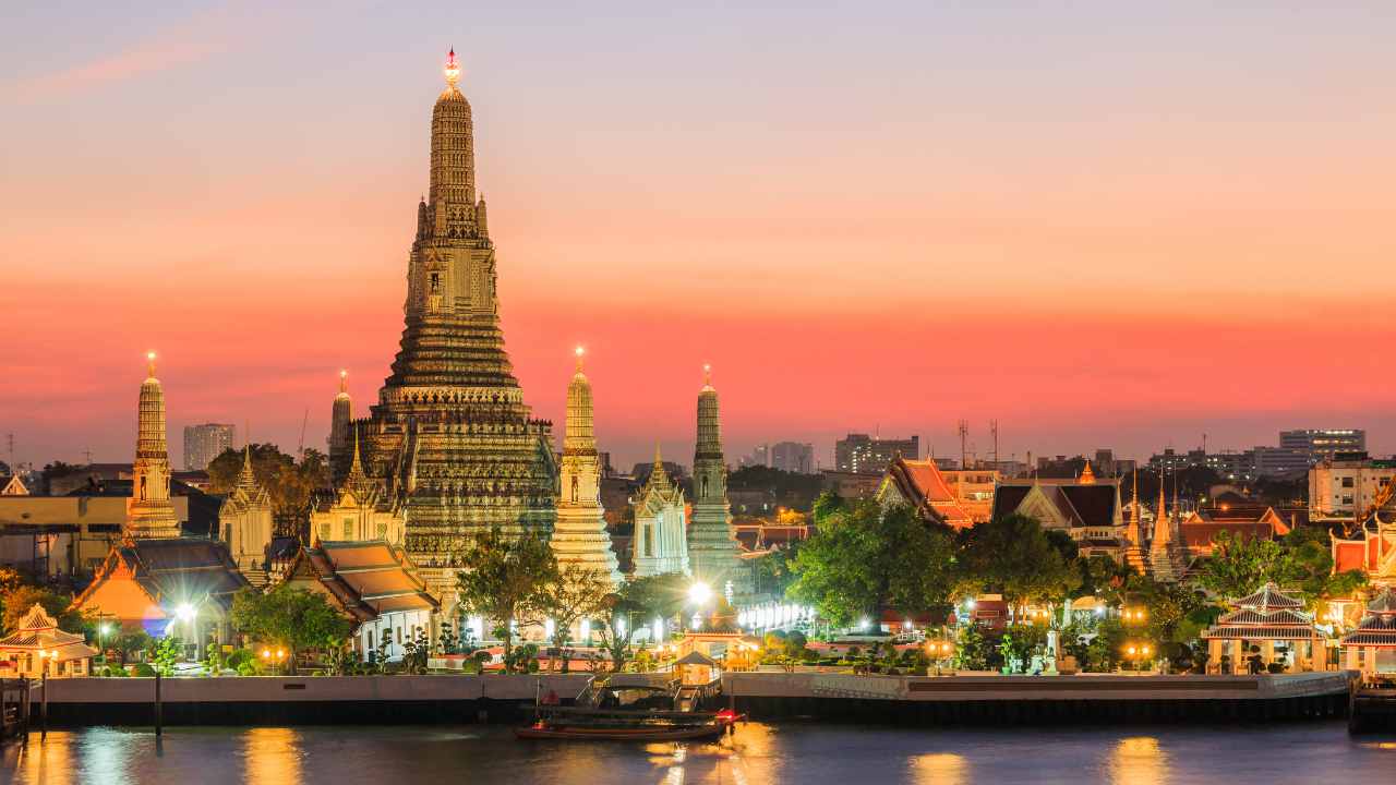 Cheapest country to travel from India – Thailand’s Wat Arun temple showcasing affordable international travel